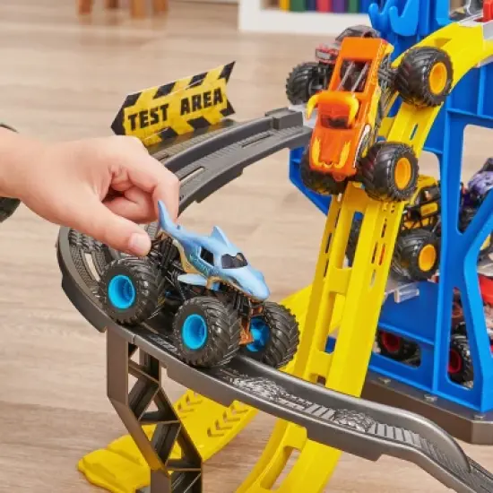Monster Jam Garage Playset image {9}