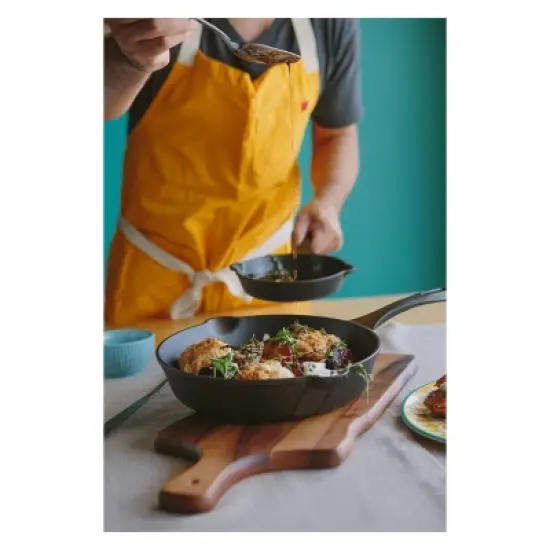 Victoria Seasoned Cast Iron Skillet 8" Black image {6}