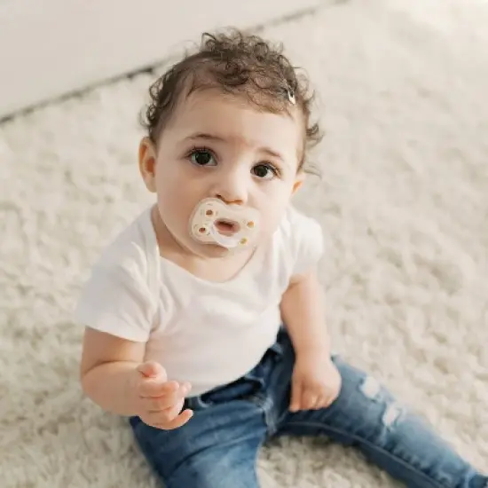 Dr. Brown's Advantage One-Piece Lightweight Silicone Pacifier Stage One, with one Glow-in-the-Dark Pacifier - 3pk image {13}