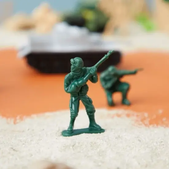 Juvale 100-Pieces of Toy Army Men Action Figures for Boys in 2 Colors, War Soldiers Toys Play Set with 2 Flags and Forts, and Battlefield Accessories image {2}