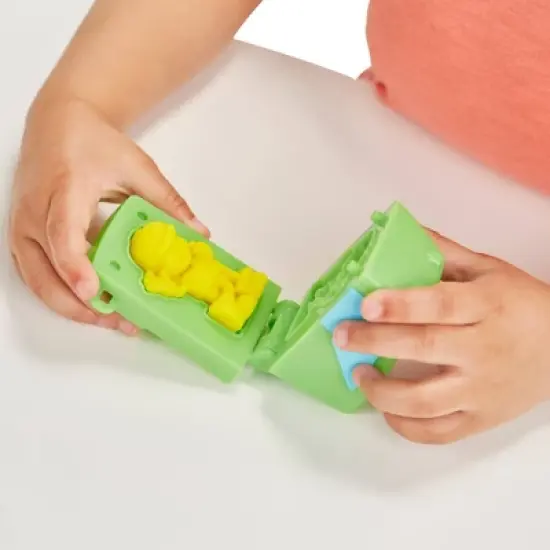 Play-Doh Wheels Dumpin' Fun 2-in-1 Garbage Truck image {8}