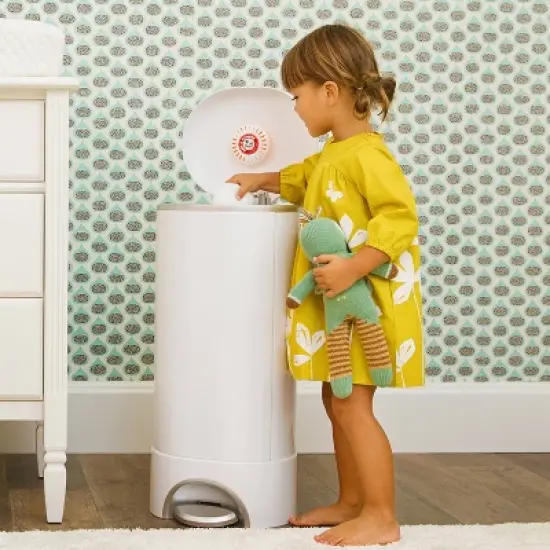 Munchkin STEP Diaper Pail, Powered by Arm & Hammer image {4}