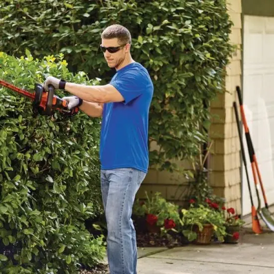 Black & Decker 20V MAX Cordless Lithium-Ion POWERCOMMAND 22" Hedge Trimmer image {5}