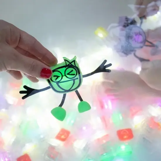 Glo Pals Character Pippa & 6 Green Light Up Water Cubes image {4}