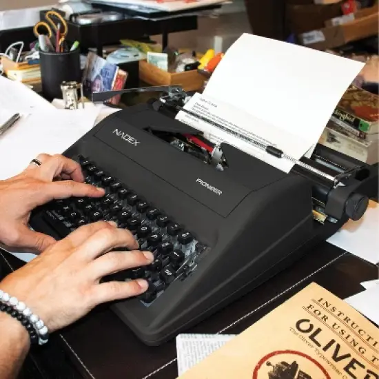 Nadex Coins&trade; Pioneer Manual Typewriter with Durable Travel Case (Black) image {5}