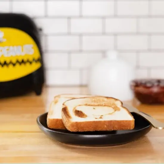 Uncanny Brands Peanuts Snoopy Toaster image {3}