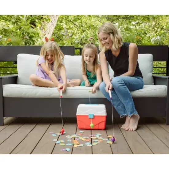 Chuckle & Roar 3-in-1 Family Fishing Derby Game image {7}