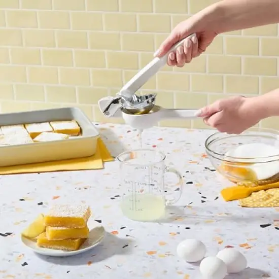 Chef'n FreshForce Lemon Squeezer Citrus Juicer, Premium Quality, Max Extraction, Baking White image {1}