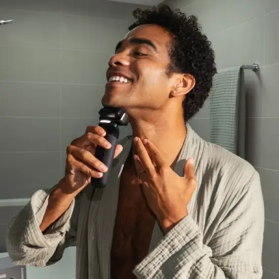 Manscaped The Chairman Pro Essentials Kit, Electric Foil Face Shaver and SkinSafe Stubble Trimmer with Soothing Aftershave Serum image {5}