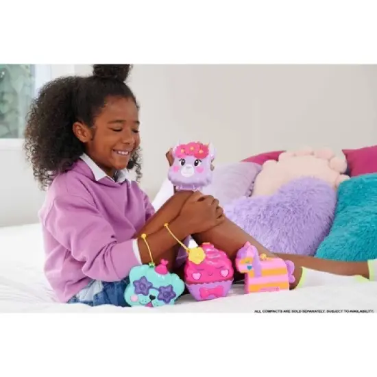 Polly Pocket Sparkle Cove Adventure Unicorn Floatie Compact Playset image {1}