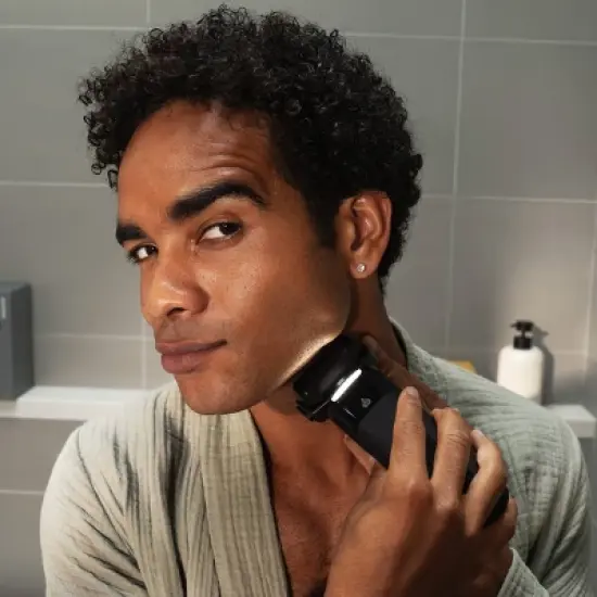 Manscaped The Chairman Pro Essentials Kit, Electric Foil Face Shaver and SkinSafe Stubble Trimmer with Soothing Aftershave Serum image {6}