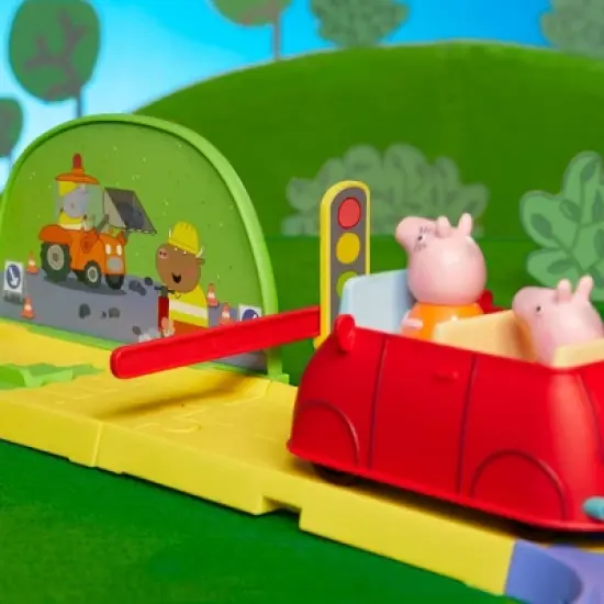 Peppa Pig All Around Peppa's Town Set with Adjustable Track image {4}
