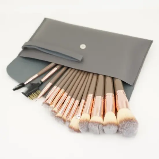 Makeup brush set, which includes foundation brushes, eyeshadow brushes and other types of makeup brushes. image {6}