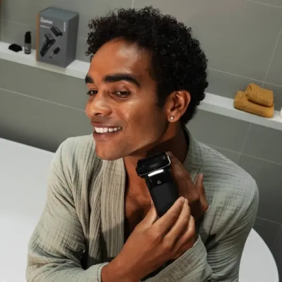 Manscaped The Chairman Pro Essentials Kit, Electric Foil Face Shaver and SkinSafe Stubble Trimmer with Soothing Aftershave Serum image {7}