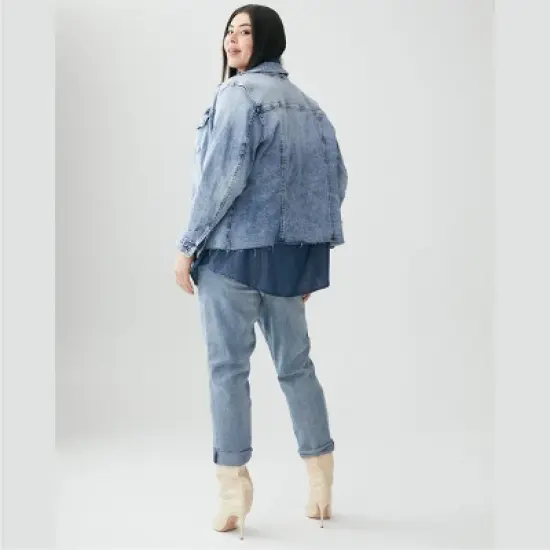 Molly & Isadora Women's Light Wash Denim Jacket image {3}