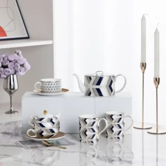 The Elegance in Porcelain Tea Service Collection image {16}