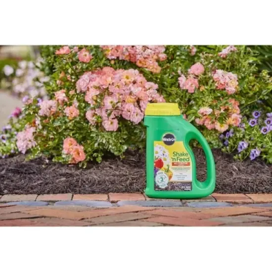 Miracle-Gro Shake 'N Feed All Purpose Continuous Release Plant Food 4.5lb image {1}