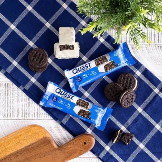 Quest Nutrition Hero Protein Bar - Crispy Cookies & Cream image {6}