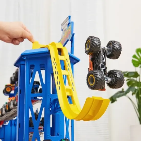 Monster Jam Garage Playset image {2}