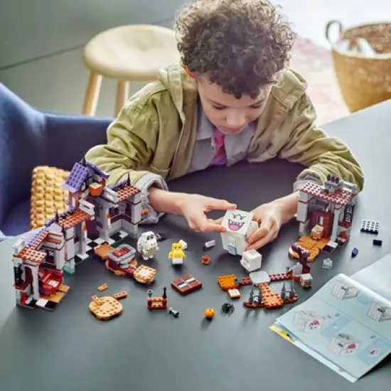 LEGO Super Mario King Boo's Haunted Mansion Set and Ghost Toy 71436 image {3}