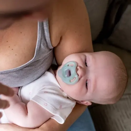 Tommee Tippee Ultra-Light Silicone Baby Pacifier 0-6m - 4pk image {3}