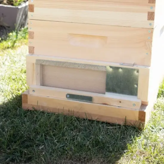 Lehman's Stoney Acres Robbing Screen for Beehive, Beekeeping Equipment to Prevent Hive Robbing, Easy to Install, Fits 10-Frame Langstroth Hives image {1}