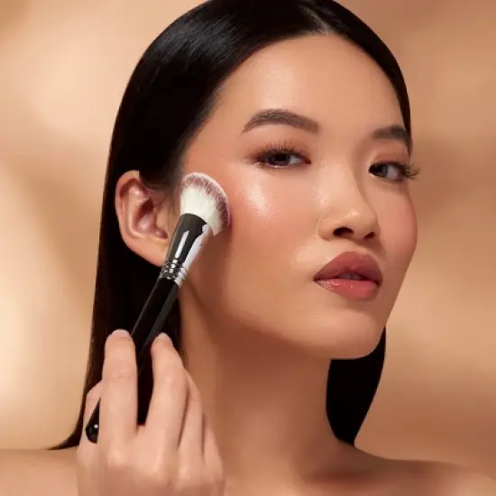 Sigma Beauty F43 Soft Angled Cheek Brush image {4}