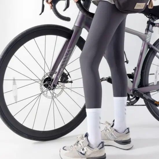 Anna-Kaci Unisex Athletic Crew Socks Two-Pack with Colorblock Design and Arch Compression Support image {4}