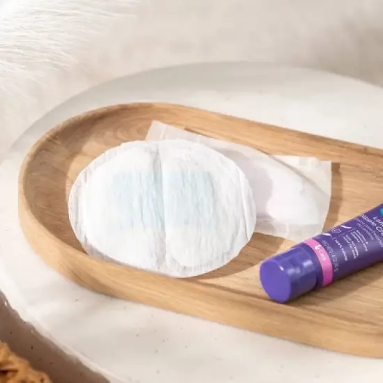 Lansinoh Stay Dry Disposable Nursing Pads image {8}