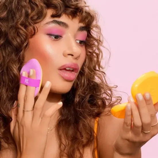 Real Techniques Miracle 2-In-1 Makeup Powder Puff + Travel Case image {3}