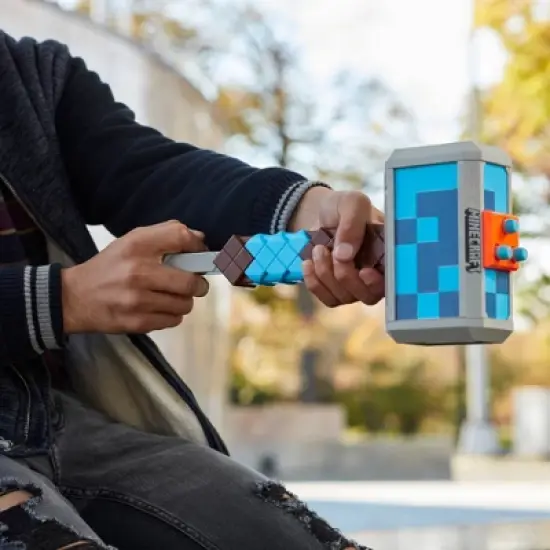 NERF Minecraft Stormlander Blaster image {8}