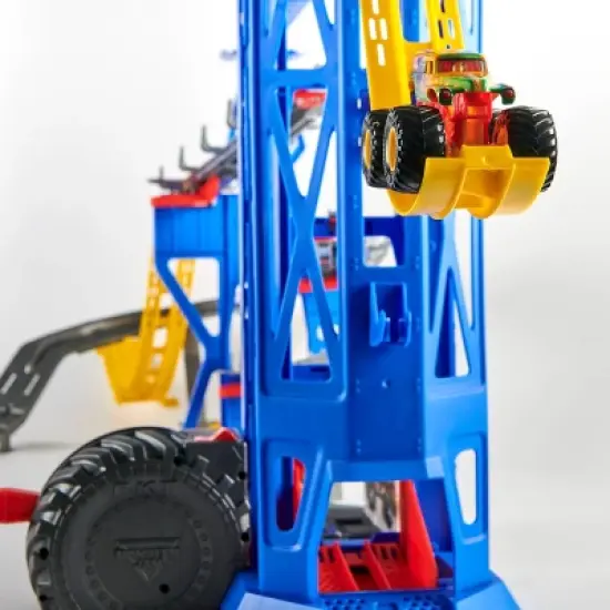 Monster Jam Garage Playset image {4}