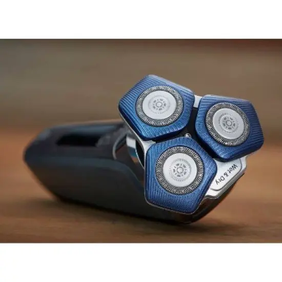 Philips Norelco Series 7200 Wet & Dry Men's Rechargeable Electric Shaver - S7887/82 image {4}