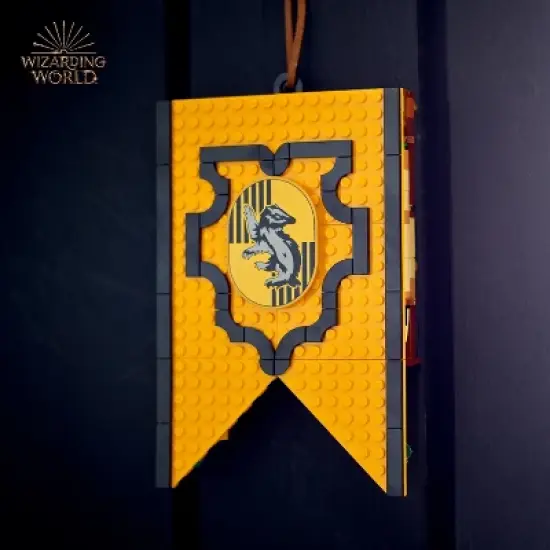 LEGO Harry Potter Hufflepuff House Banner 2in1 Toy 76412 image {2}