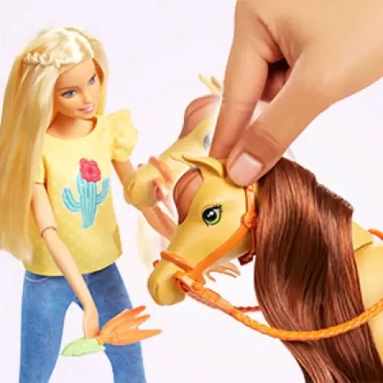 Barbie Hugs 'N' Horses Playset image {2}
