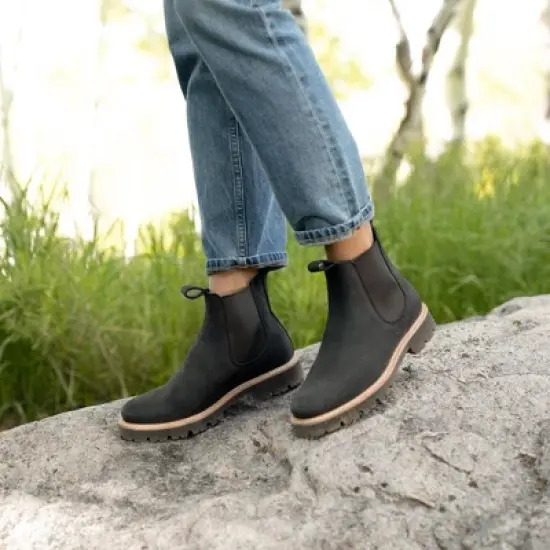 Nisolo Sustainable Women's Go-To Lug Chelsea Boot image {8}