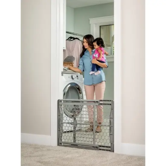 Regalo Plastic Expandable Safety Gate image {1}