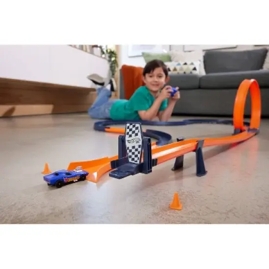 Hot Wheels RC Track Set - 1:64 Scale image {1}