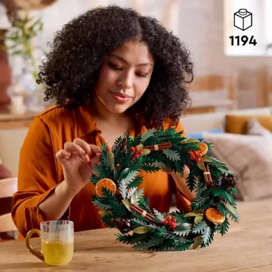 LEGO Icons Wreath-Making Kit and Holiday Garland 10340 image {1}
