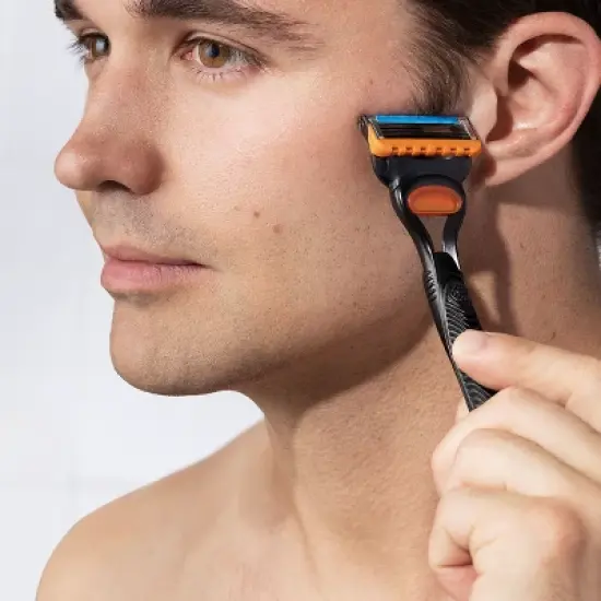 Gillette Fusion5 Men's Razor + 2 Razor Blade Refills image {12}
