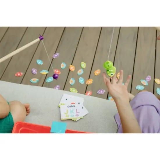 Chuckle & Roar 3-in-1 Family Fishing Derby Game image {4}