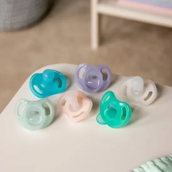 Tommee Tippee Ultra-Light Silicone Baby Pacifier 18-36m - Blue/Green - 4pk image {2}