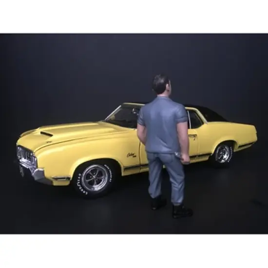 "Hanging Out II" Beto Figurine for 1/18 Scale Models by American Diorama image {2}