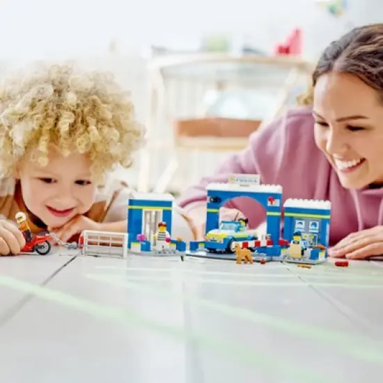 LEGO City Police Station Chase Set with Police Car Toy 60370 image {2}