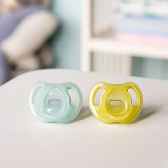 Tommee Tippee Ultra-Light Silicone Baby Pacifier 6-18m - Blue/Yellow - 4pk image {4}