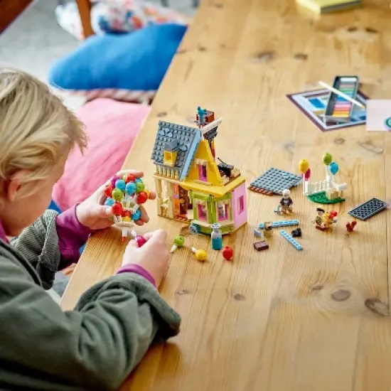 LEGO Disney and Pixar &lsquo;Up&rsquo; House for Disney Movie Fans 43217 image {2}