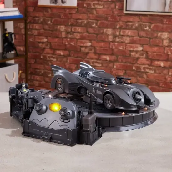 DC Comics Limited Edition 1989 Batmobile RC with Action Figure image {1}