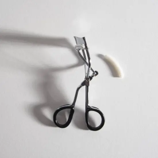 Trim Deluxe Eyelash Curler with Replacement Pad image {5}