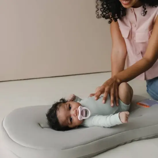 Snuggle Me Infant Lounger Curve image {5}