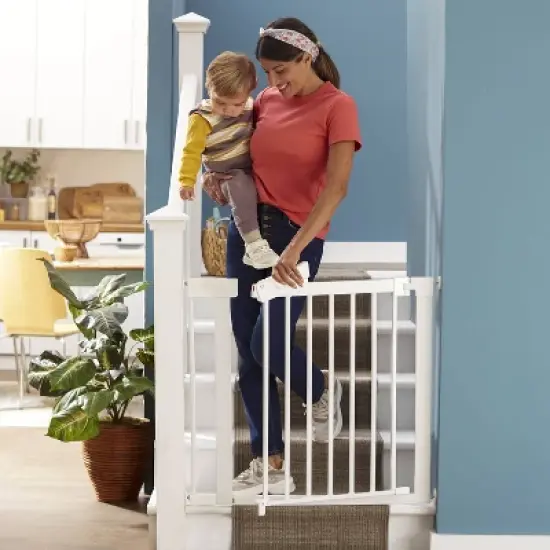 Safety 1st Pressure-Check Gate with SecureTech - White image {11}